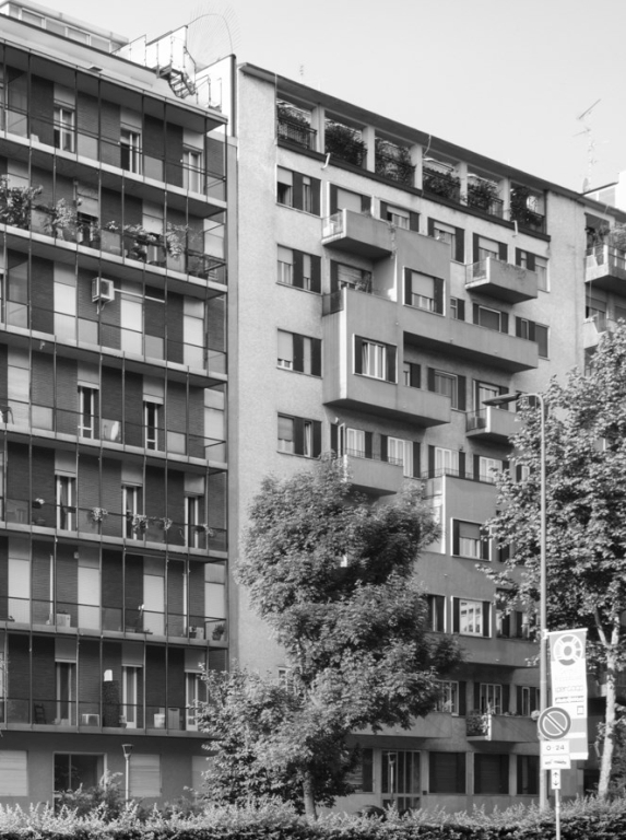 La facciata rivolta a viale Beatrice d'Este su cui prospetta anche l'edificio, in primo piano, di Marinai e Perogalli realizzato al civico 26