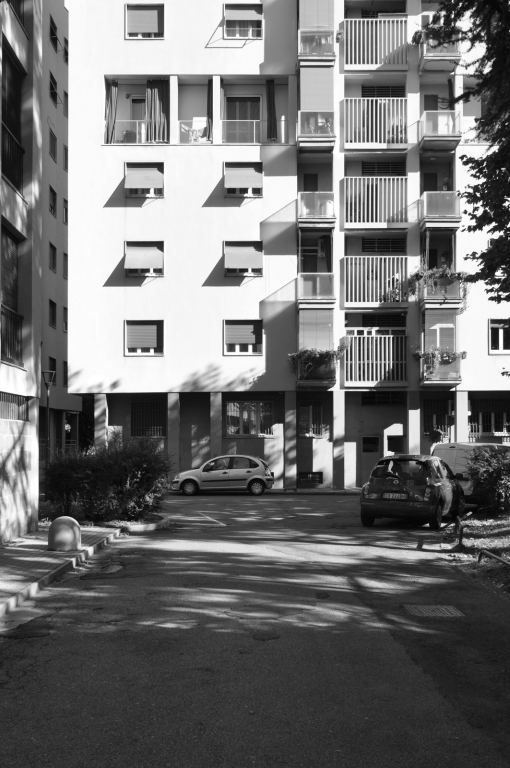 Fotopiano di dettaglio della facciata ovest con le due coppie di balconi unite alla loggia in corrispondenza dei vani scala