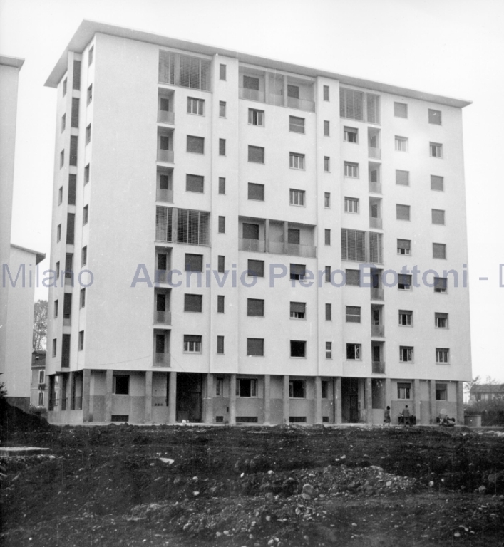 Due case Ina-casa in via Teano al quartiere Comasina, Milano, 1956-57, con Pietro Lingeri. Veduta del prospetto sud-est, positivo, bianco e nero