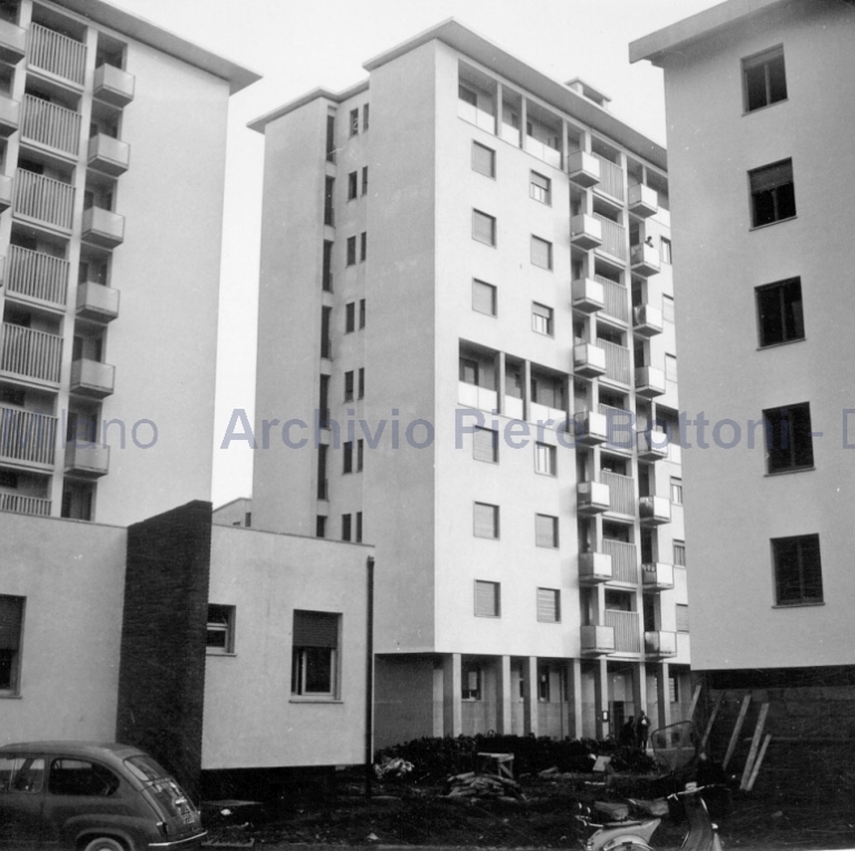 Due case Ina-casa in via Teano al quartiere Comasina, Milano, 1956-57, con Pietro Lingeri. Veduta del prospetto nord-ovest, positivo, bianco e nero