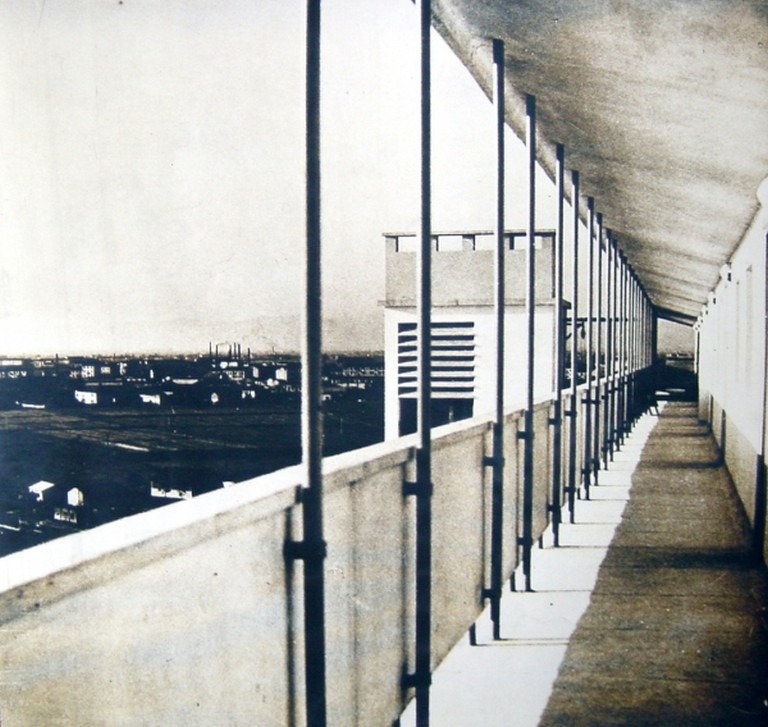 Il ballatoio di distribuzione agli alloggi, foto d'epoca. Stampa fotografica b/n