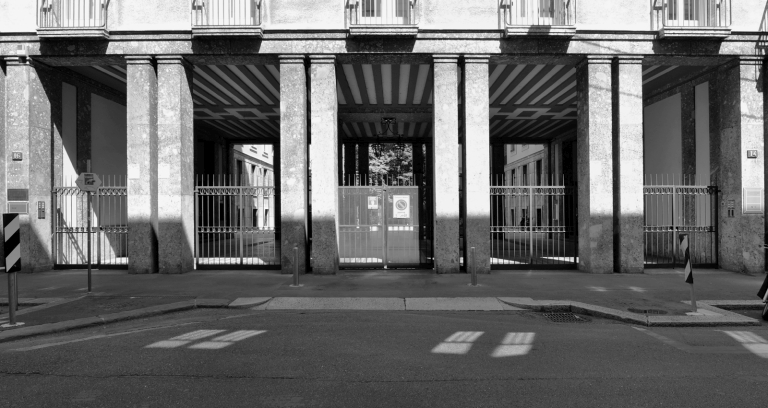 Fotopiano di dettaglio della facciata su via Borgonuovo con il porticato a pilastri binati e la vista sul giardino
