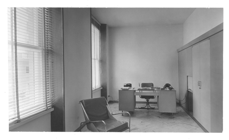 Interno, ufficio. Stampa fotografica b/n