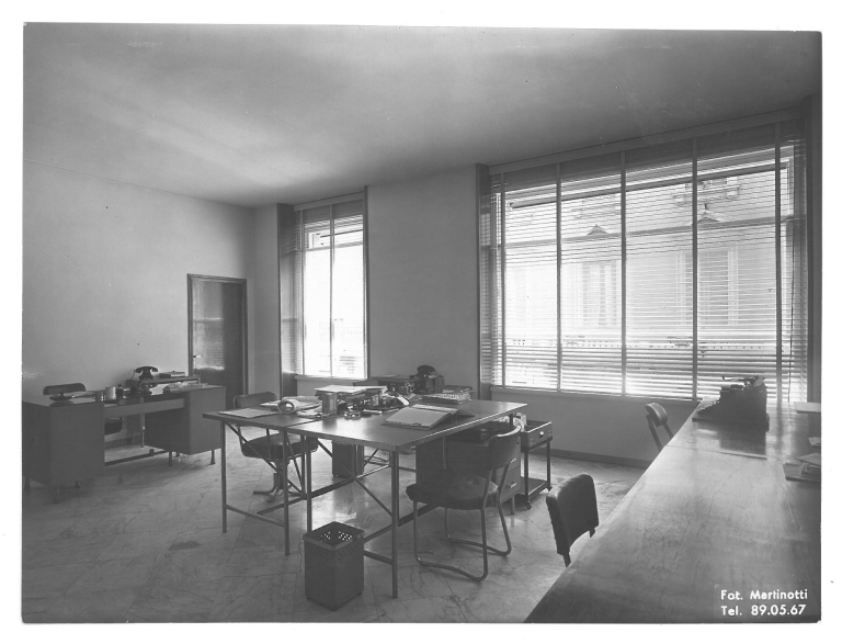 Interno, ufficio. Stampa fotografica b/n