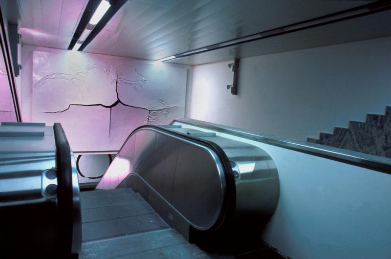 installazione di Sergio Fermariello all'interno della stazione