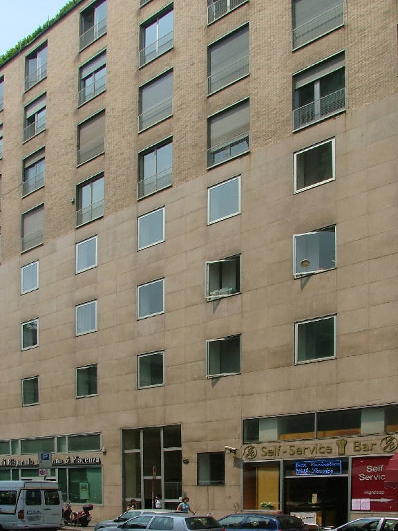 Vista facciata su piazza Velasca