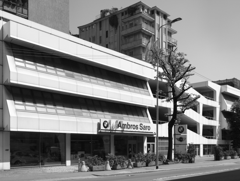 L'edificio visto da via De Amicis