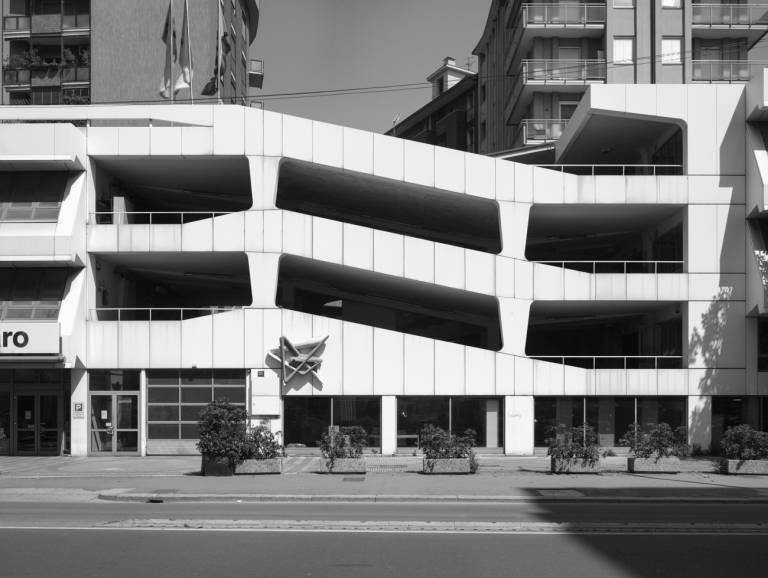 Dettaglio della facciata in corrispondenza delle rampe di accesso al garage