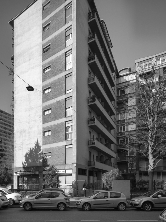 L'edificio visto dall'angolo con via Giuseppe Mussi