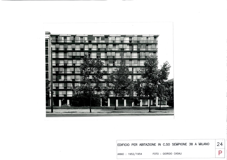 Edificio per abitazioni, negozi e uffici, corso Sempione 38, Milano. Scansione di stampa fotografica b/n. Fotografia con didascalia, impaginata