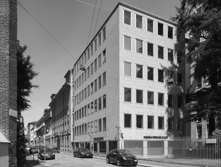 L'edificio per uffici visto da via Cernaia