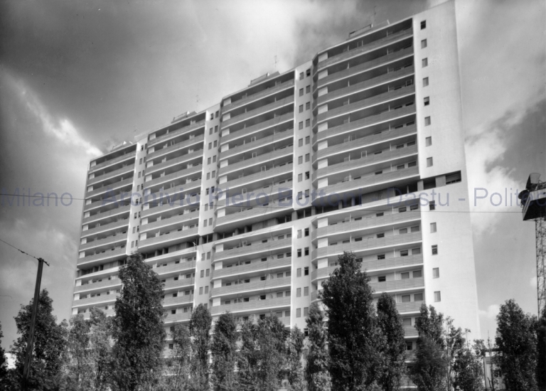 Palazzo Ina in corso Sempione 33 a Milano, 1953-58. Veduta del prospetto sud-ovest del corpo con i negozi, positivo, bianco e nero