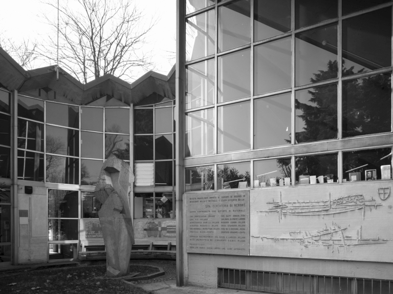 Il patio con la scultura della 