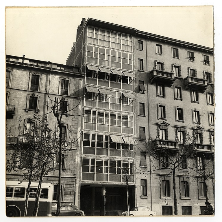 Fronte principale. Stampa fotografica b/n