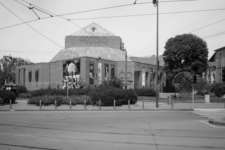 Il teatro visto da largo Greppi