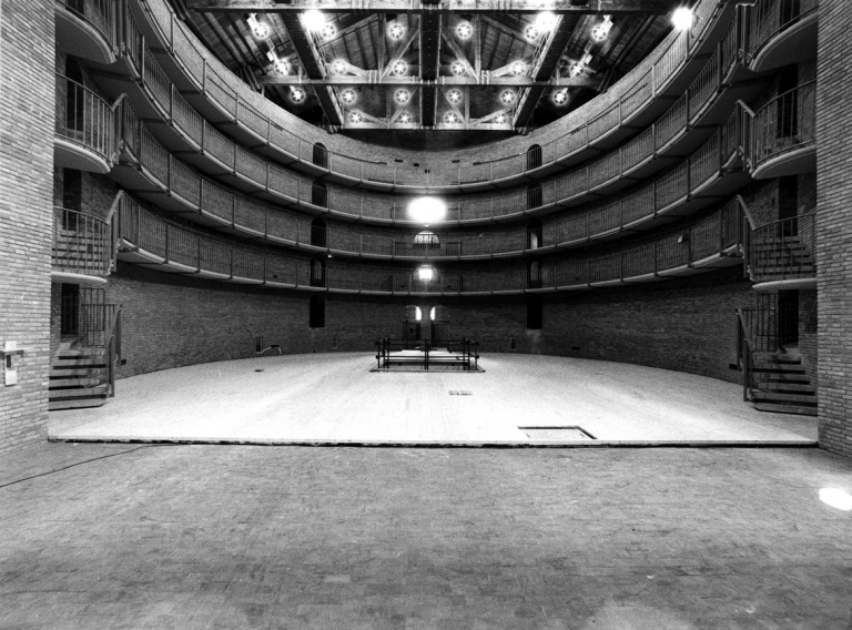 Interno, il palcoscenico. Stampa fotografica b/n