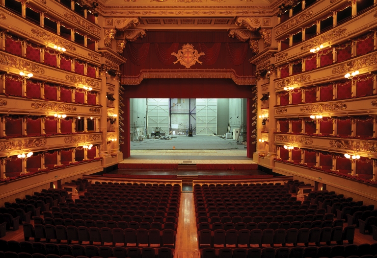 Viste del palcoscenico del teatro La Scala, Milano