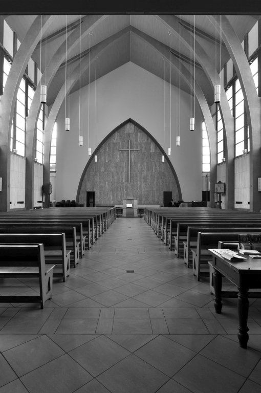 Interno, l'ampia navata unica con il sistema di arcate a sesto acuto in cemento armato