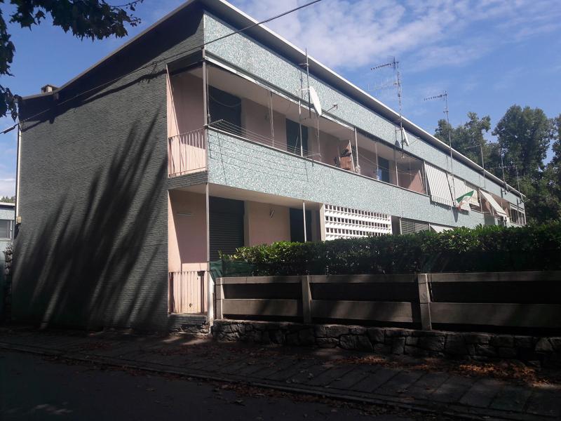 Case unifamiliari a schiera (a due piani), architetti Fiocchi e Nizzoli. Viale Monthey, Canton Vesco, Ivrea. Le facciate sono rivestite in tessere di vetroceramica di colore azzurro, 2019  