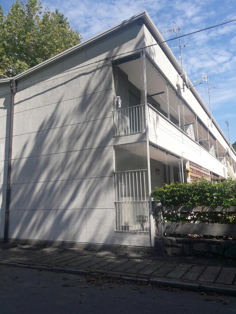 Case unifamiliari a schiera (a due piani), architetti Fiocchi e Nizzoli. Viale Monthey, Canton Vesco, Ivrea. Le tessere di vetroceramica sono state sostituite, 2019  