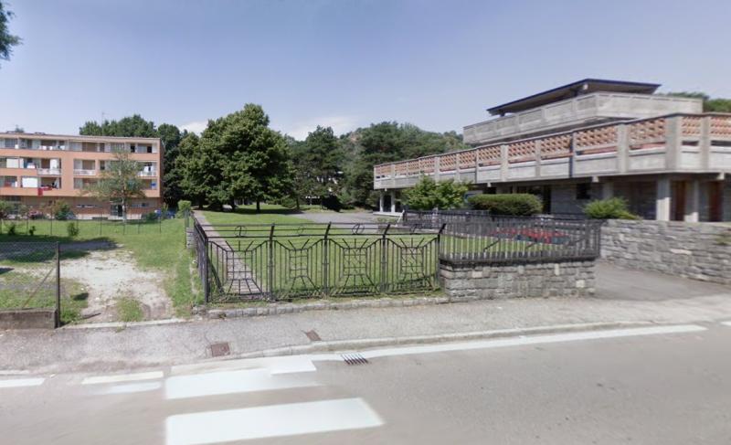 Casa ad appartamenti degli architetti Fiocchi e Nizzoli, sulla destra l’asilo di Ridolfi. Viale della Liberazione/via Perotti, Canton Vesco, Ivrea, 2019  