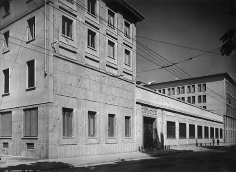 Sede direzionale AEM, Milano. Il fronte laterale affacciato su via Francesco Sforza