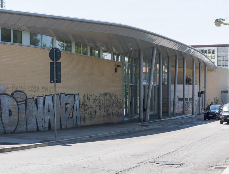 esterno, dettaglio muratura in mattoni e pilastri a sostegno della pensilina