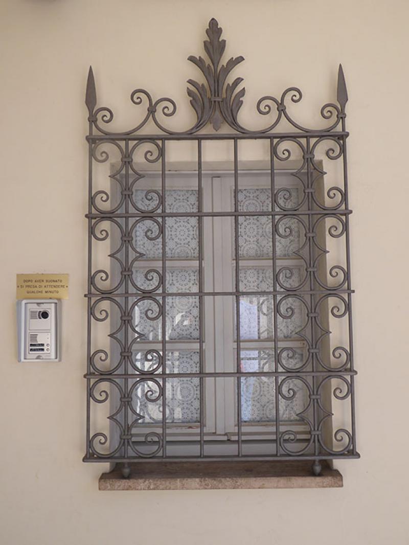 Particolare delle inferriate metalliche delle finestre, 2019
