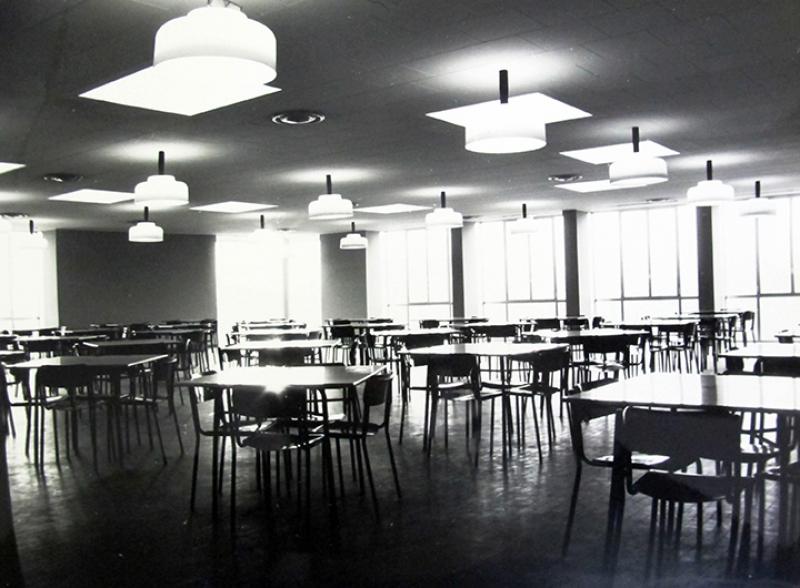 Vista della mensa (Courtesy Fondazione Kartell - Archivio Anna Castelli Ferrieri)