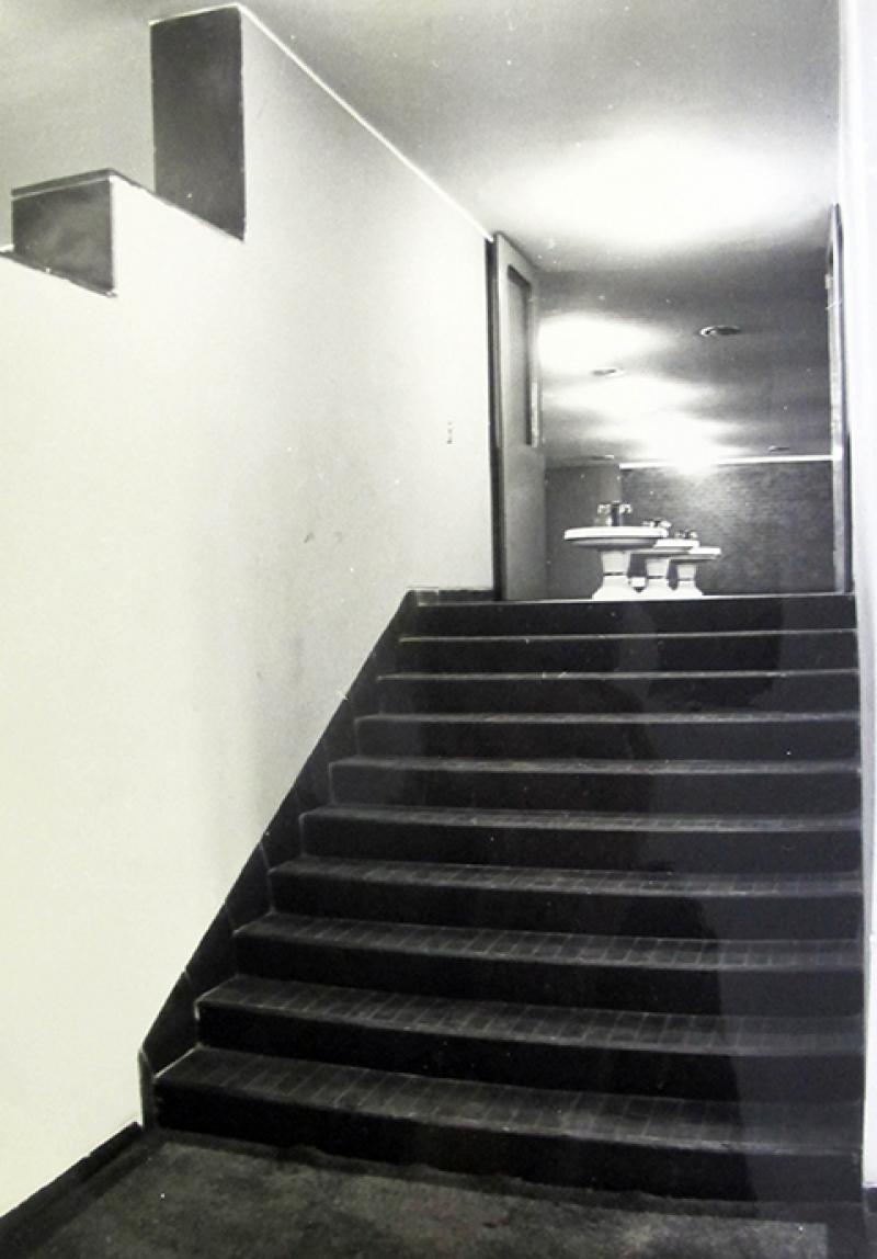 La scalinata d'accesso ai locali di servizio (Courtesy Fondazione Kartell - Archivio Anna Castelli Ferrieri)