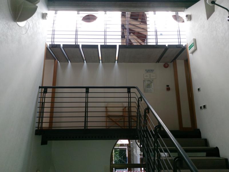 La scala e la passerella di accesso al soppalco
