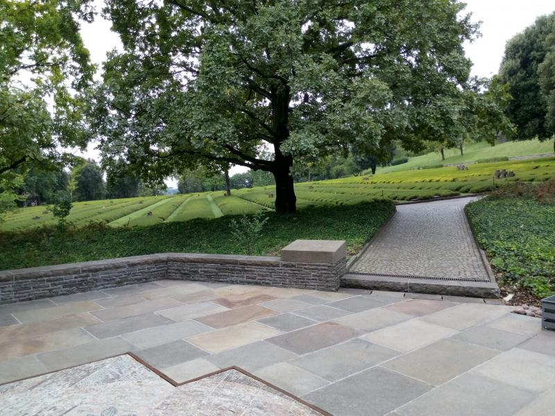 Il secondo terrazzamento, visto dal padiglione d'ingresso