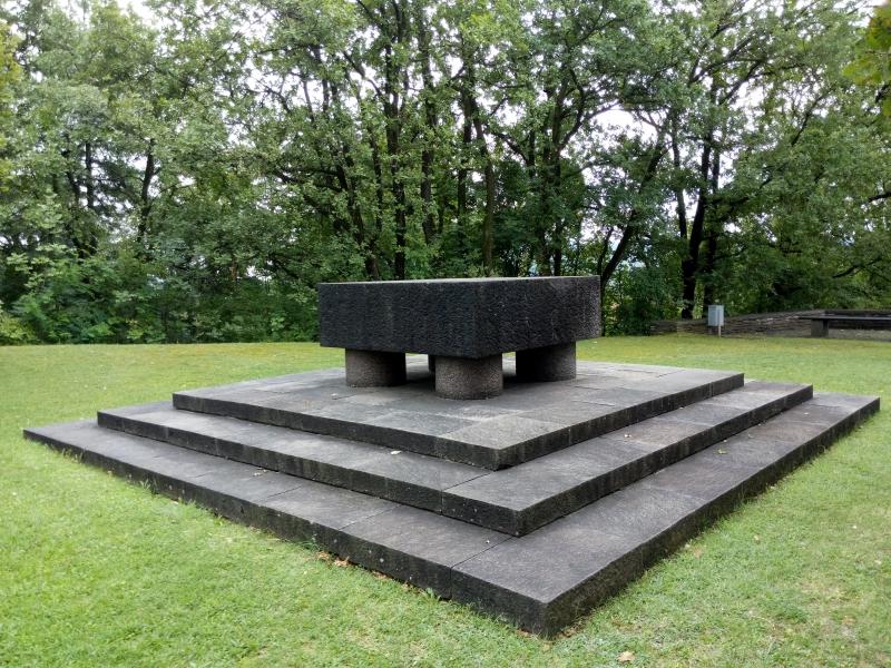 La cima del colle, l'altare