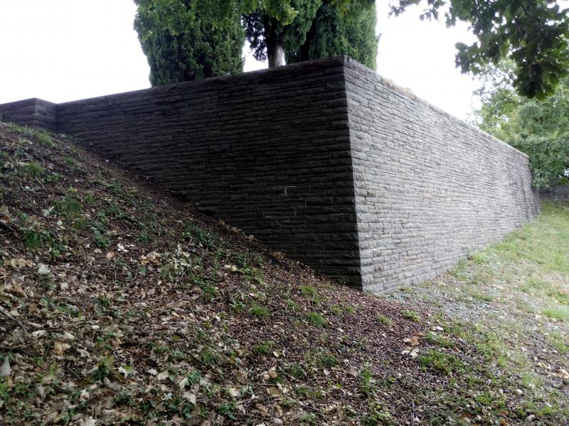 La cima del colle, i muri di contenimento