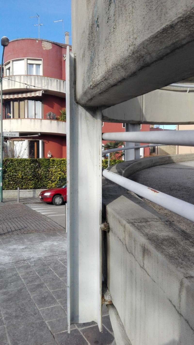 dettaglio della struttura di ancoraggio tra il corrimano e la rampa