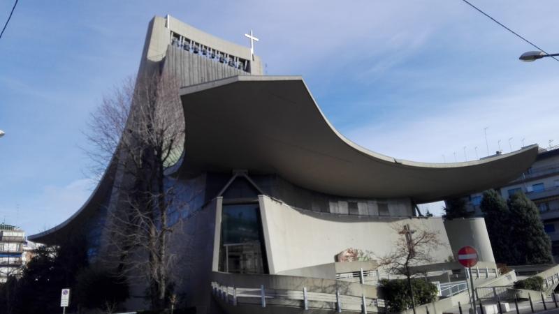 in evidenza le due rampe elicoidali d'accesso e il campanile