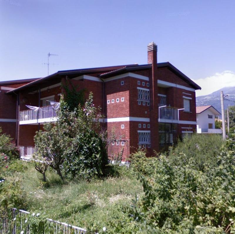 I fronti in mattone paramano con le ampie logge, i marcapiani di colore bianco, la canna fumaria in vista, 2019