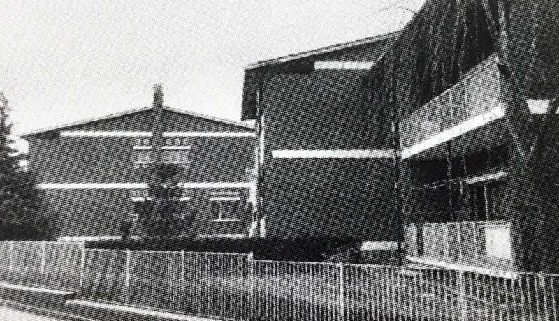 Le costruzioni sono accomunate dal legame con le zone a giardino tra i diversi lotti edificati su cui affacciano ampie logge 