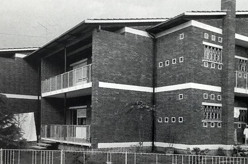 Le facciate in mattone paramano con le ampie logge, i marcapiani di colore bianco, le canne fumarie in vista 