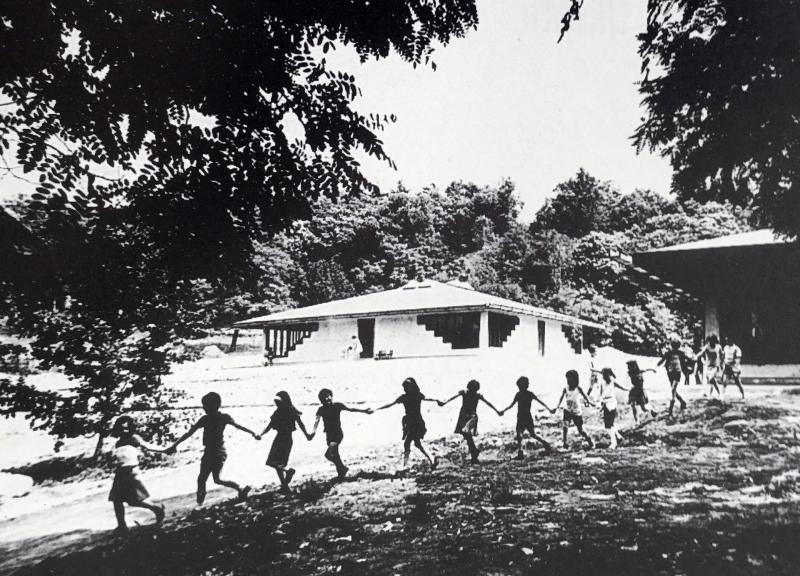 L’area dei giochi all’aperto nel verde della collina