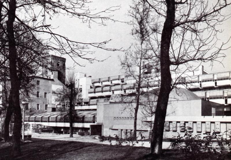 Vista del parco. In primo piano il cinema sormontato dalla sala conferenze 