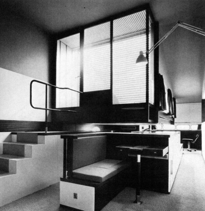 Interno di una cellula duplex. Al primo livello l’accesso alla terrazza e la zona pranzo. Sul fondo la piccola zona studio 