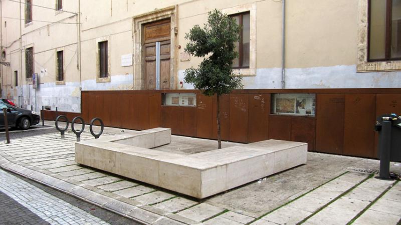 particolare sedute piazzale