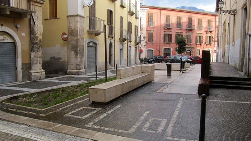 particolare sedute piazzale