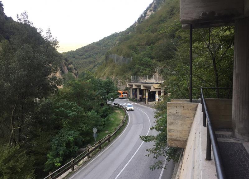 esterno, ingresso alle grotte