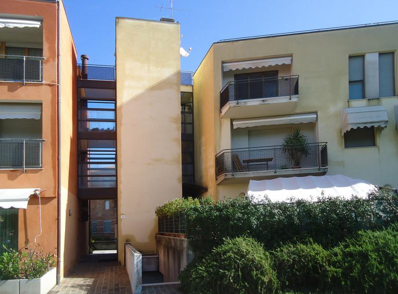 facciata su via dei Faggi, raccordo tra due corpi