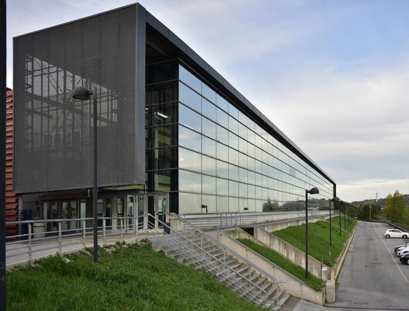 vista d'angolo della facciata principale