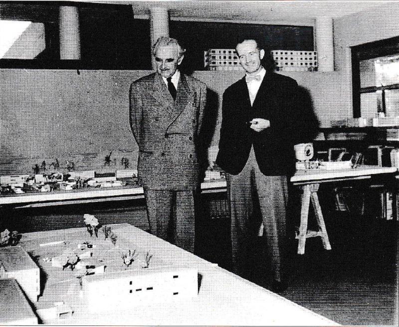 Richard Neutra, a sinistra, in visita presso l'ufficio architetti della Olivetti: Annibale Fiocchi. Nel locale, al secondo piano della villa, sono visibili i plastici relativi al quartiere residenziale di Canton Vesco 