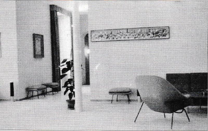 Il salone di ricevimento al piano terreno all’epoca della presidenza di Adriano Olivetti. Si notano gli arredi dell'epoca e il “tubo gas” strutturale, inserito a seguito dell’eliminazione di un muro portante per ampliare il locale