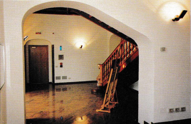 L’atrio d’ingresso al piano terreno; si notano gli impianti di sicurezza predisposti per gli archivi